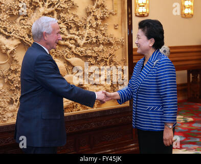 Peking, China. 21. April 2016. Chinese Vice Premier Liu Yandong (R) trifft sich mit Richard H. Brodhead, der Duke-Universität in Peking, Hauptstadt von China, 21. April 2016. Bildnachweis: Pang Xinglei/Xinhua/Alamy Live-Nachrichten Stockfoto