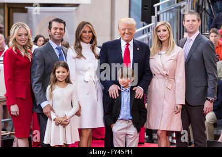 New York, NY, USA. 21. April 2016. Tiffany Trump, Donald Trump Jr., Kai Maidson Trump, Melania Trump, Donald Trump, Donald Trump III, Ivanka Trump, Eric Trump anwesend für Donald Trump Rathaus auf der NBC Today Show, Rockefeller Plaza, New York, NY 21. April 2016. Bildnachweis: Steven Ferdman/Everett Collection/Alamy Live-Nachrichten Stockfoto