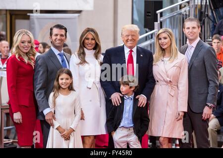 New York, NY, USA. 21. April 2016. Tiffany Trump, Donald Trump Jr., Kai Maidson Trump, Melania Trump, Donald Trump, Donald Trump III, Ivanka Trump, Eric Trump anwesend für Donald Trump Rathaus auf der NBC Today Show, Rockefeller Plaza, New York, NY 21. April 2016. Bildnachweis: Steven Ferdman/Everett Collection/Alamy Live-Nachrichten Stockfoto