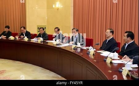 Peking, China. 21. April 2016. Yu Zhengsheng (3. R), Vorsitzender des Nationalkomitees des chinesischen Volkes der politischen Beratenden Konferenz (CPPCC), führt den Vorsitz in einem zweiwöchentlichen Beratungsgespräch von der PKKCV in Peking, Hauptstadt von China, 21. April 2016. Bildnachweis: Zhang Duo/Xinhua/Alamy Live-Nachrichten Stockfoto