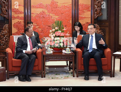 Peking, China. 21. April 2016. Der chinesische Ministerpräsident Li Keqiang(R) trifft sich mit Indiens National Security Adviser Ajit Doval in Peking, die 19. Runde der Gespräche zwischen der chinesischen und indischen Sonderbeauftragten über Grenzfragen, 21. April 2016 teilgenommen. Bildnachweis: Xie Huanchi/Xinhua/Alamy Live-Nachrichten Stockfoto