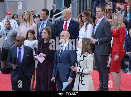 New York, NY, USA. 21. April 2016. Ivanka Trump, Donald Trump Jr., Donald Trump, Melania Knauss Trump, Eric Trump, Tiffany Trump, Kai Trump, Al Roker, Savanne Guthrie, Matt Lauer, Natalie Morales in Anwesenheit für Donald Trump Rathaus auf der NBC Today Show, Rockefeller Plaza, New York, NY 21. April 2016. Bildnachweis: Derek Sturm/Everett Collection/Alamy Live-Nachrichten Stockfoto