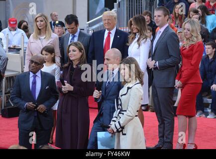 New York, NY, USA. 21. April 2016. Ivanka Trump, Donald Trump Jr., Donald Trump, Melania Knauss Trump, Eric Trump, Tiffany Trump, Kai Trump, Al Roker, Savanne Guthrie, Matt Lauer, Natalie Morales in Anwesenheit für Donald Trump Rathaus auf der NBC Today Show, Rockefeller Plaza, New York, NY 21. April 2016. Bildnachweis: Derek Sturm/Everett Collection/Alamy Live-Nachrichten Stockfoto