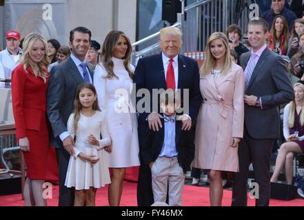 New York, NY, USA. 21. April 2016. Tiffany Trump, Donald Trump Jr., Kai Trump, Melania Knauss Trump, Donald Trump, Donald Trump III, Ivanka Trump, Eric Trump anwesend für Donald Trump Rathaus auf der NBC Today Show, Rockefeller Plaza, New York, NY 21. April 2016. Bildnachweis: Derek Sturm/Everett Collection/Alamy Live-Nachrichten Stockfoto