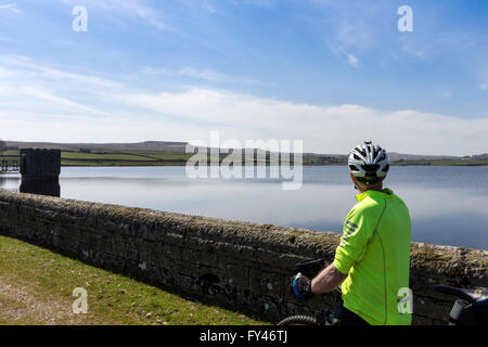 Baldersdale, Teesdale, County Durham, Großbritannien.  21. April, UK Wetter.  Radfahrer in den North Pennines genießen den Blick über Jury Reservoir als das warme Frühlingswetter wird fortgesetzt. Bildnachweis: David Forster/Alamy Live-Nachrichten Stockfoto