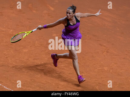 Stuttgart, Deutschland. 21. April 2016. Roberta Vinci Italiens in Aktion während ihrer Runde 16 Tennis-Match gegen Goerges Deutschland während des WTA Porsche Tennis Grand Prix in Stuttgart, Deutschland, 21. April 2016. Foto: DANIEL MAURER/Dpa/Alamy Live News Stockfoto