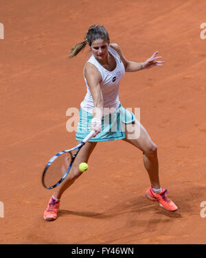 Stuttgart, Deutschland. 21. April 2016. Julia Goerges Deutschlands in Aktion während ihrer Runde 16 Tennis-Match gegen Vinci von Italien während des WTA Porsche Tennis Grand Prix in Stuttgart, Deutschland, 21. April 2016. Foto: DANIEL MAURER/Dpa/Alamy Live News Stockfoto