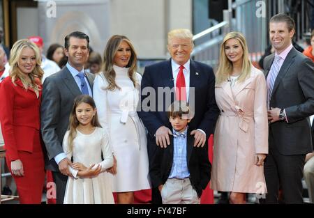 New York, NY, USA. 21. April 2016. Tiffany Trump, Donald Trump Jr., Kai Trump, Melania Trump, Donald Trump, Tristan Trump, Ivanka Trump, Eric Trump anwesend für Donald Trump Rathaus auf der NBC Today Show, Rockefeller Plaza, New York, NY 21. April 2016. Bildnachweis: Kristin Callahan/Everett Collection/Alamy Live-Nachrichten Stockfoto