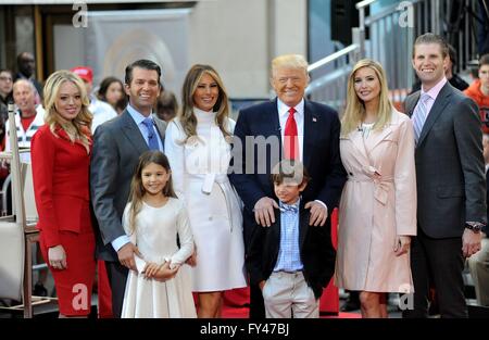 New York, NY, USA. 21. April 2016. Tiffany Trump, Donald Trump Jr., Kai Trump, Melania Trump, Donald Trump, Tristan Trump, Ivanka Trump, Eric Trump anwesend für Donald Trump Rathaus auf der NBC Today Show, Rockefeller Plaza, New York, NY 21. April 2016. Bildnachweis: Kristin Callahan/Everett Collection/Alamy Live-Nachrichten Stockfoto