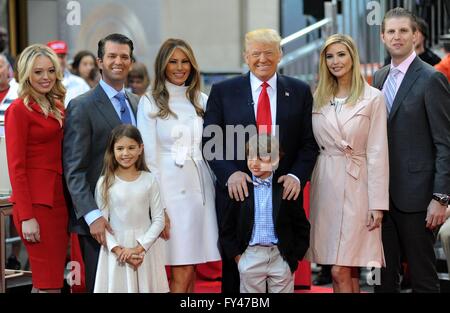 New York, NY, USA. 21. April 2016. Tiffany Trump, Donald Trump Jr., Kai Trump, Melania Trump, Donald Trump, Tristan Trump, Ivanka Trump, Eric Trump anwesend für Donald Trump Rathaus auf der NBC Today Show, Rockefeller Plaza, New York, NY 21. April 2016. Bildnachweis: Kristin Callahan/Everett Collection/Alamy Live-Nachrichten Stockfoto