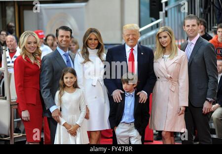 New York, NY, USA. 21. April 2016. Tiffany Trump, Donald Trump Jr., Kai Trump, Melania Trump, Donald Trump, Tristan Trump, Ivanka Trump, Eric Trump anwesend für Donald Trump Rathaus auf der NBC Today Show, Rockefeller Plaza, New York, NY 21. April 2016. Bildnachweis: Kristin Callahan/Everett Collection/Alamy Live-Nachrichten Stockfoto
