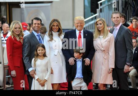 New York, NY, USA. 21. April 2016. Tiffany Trump, Donald Trump Jr., Kai Trump, Melania Trump, Donald Trump, Tristan Trump, Ivanka Trump, Eric Trump anwesend für Donald Trump Rathaus auf der NBC Today Show, Rockefeller Plaza, New York, NY 21. April 2016. Bildnachweis: Kristin Callahan/Everett Collection/Alamy Live-Nachrichten Stockfoto