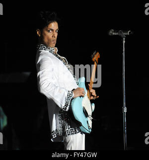 Datei-PIC: 21. April 2016. PRINCE ROGERS NELSON (7. Juni 1958 - 21. April 2016), ist gestorben, Alter 57, an seine Paisley Park Haus und Studio, Minnesota. Es war früher berichtet, dass die Polizei einen Todesfall es untersucht hatte. Prinz wurde letzte Woche, nachdem sein Flugzeug für eine Notlandung in Moline, Illinois machen musste ins Krankenhaus eingeliefert Ein Sprecher sagte hatte einen schlimmen Fall von Grippe gekämpft. Im Bild: 26. April 2008 führt - Indio, Kalifornien, USA - Musiker PRINCE am Coachella Valley Music and Arts Festival. Bildnachweis: ZUMA Press, Inc./Alamy Live-Nachrichten Stockfoto