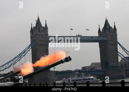 London, UK. 21. April 2016. Der Royal Artillery markiert die Majestät 90. Geburtstag der Königin mit einem 62 Salutschüsse am Tower of London. Die drei L118 zeremoniellen Licht Kanonen, ähnlich denen operativ in den letzten Jahren in Afghanistan, werden verwendet, um über die Themse, 62 Salutschüsse abfeuern, mit Blick auf die HMS Belfast, in zehn Sekunden-Intervallen. Bildnachweis: Dinendra Haria/Alamy Live-Nachrichten Stockfoto