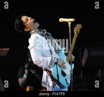 Datei. 21. April 2016. PRINCE ROGERS NELSON (7. Juni 1958 - 21. April 2016) ist gestorben, Alter 57, an seine Paisley Park Haus und Studio in Minnesota. Es war früher berichtet, dass die Polizei einen Todesfall es untersucht hatte. Prinz war letzte Woche, nachdem sein Flugzeug für eine Notlandung in Moline, Illinois machen musste ins Krankenhaus eingeliefert. Ein Sprecher sagte hatte einen schlimmen Fall von Grippe gekämpft. Im Bild: 26. April 2008 führt - Indio, Kalifornien, USA - Musiker PRINCE live als Teil der 2008 Coachella Valley Music and Arts Festival. Bildnachweis: ZUMA Press, Inc./Alamy Live-Nachrichten Stockfoto