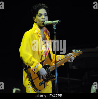 Datei. 21. April 2016. PRINCE ROGERS NELSON (7. Juni 1958 - 21. April 2016) ist gestorben, Alter 57, an seine Paisley Park Haus und Studio in Minnesota. Es war früher berichtet, dass die Polizei einen Todesfall es untersucht hatte. Prinz war letzte Woche, nachdem sein Flugzeug für eine Notlandung in Moline, Illinois machen musste ins Krankenhaus eingeliefert. Ein Sprecher sagte hatte einen schlimmen Fall von Grippe gekämpft. Im Bild: 26. April 2008 führt - Indio, Kalifornien, USA - Musiker PRINCE live als Teil der 2008 Coachella Valley Music and Arts Festival. Bildnachweis: ZUMA Press, Inc./Alamy Live-Nachrichten Stockfoto