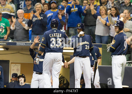 Milwaukee, WI, USA. 20. April 2016. Milwaukee Brewers erster Basisspieler Chris Carter #33 Home Runs in der Major League Baseball Spiel zwischen den Milwaukee Brewers und den Minnesota Twins im Miller Park in Milwaukee, Wisconsin. John Fisher/CSM/Alamy Live-Nachrichten Stockfoto