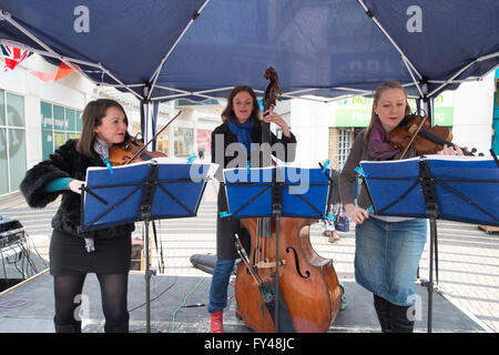 Wimbledon, London, UK. 21. April 2016. Blauer Topas Klassik Trio spielen vor der Leuchtturm Beleuchtungszeremonie auf der Piazza in Wimbledon Innenstadt als Teil der internationalen Leuchtturm Beleuchtung Veranstaltung zum 90. Geburtstag der Queen zu feiern. Bildnachweis: Malcolm Park Leitartikel/Alamy Live-Nachrichten. Stockfoto