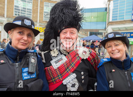 Wimbledon, London, UK. 21. April 2016. Pipe Major Kelly und Community Support Officers auf der Piazza in Wimbledon Stadt centre for die Leuchtfeuer Beleuchtungszeremonie als Teil der internationalen Leuchtturm Beleuchtung Veranstaltung zum 90. Geburtstag der Queen zu feiern. Bildnachweis: Malcolm Park Leitartikel/Alamy Live-Nachrichten. Stockfoto