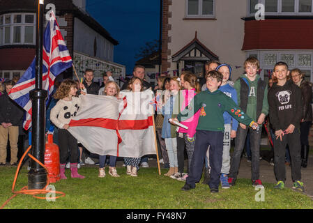 Leigh-on-Sea, Vereinigtes Königreich, 21. April 2016. Hamboro Straße Bewohner Beleuchtung eine offizielle Leuchtfeuer im Auftrag von Leigh-on-Sea und Southend-on-Sea, anlässlich des 90. Geburtstags von Queen-Credit: Terence Mendoza/Alamy Live News Stockfoto