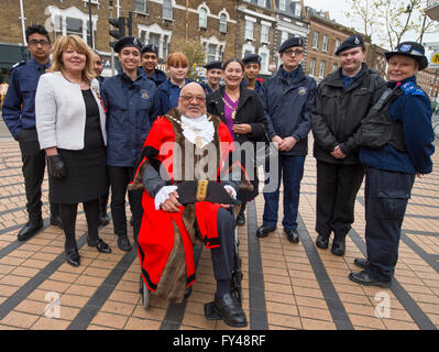 Wimbledon, London, UK. 21. April 2016. London Borough of Merton Bürgermeister David Chung, Oberbürgermeisterin und stellvertretender Leutnant Frau Clare Whelan mit Metropolitan Polizeikadetten auf der Piazza in Wimbledon Stadt Zentrum für den internationalen Leuchtturm Beleuchtung Veranstaltung feiert 90. Geburtstag der Königin. Wimbledon ist Standort eines der vier Baken quer durch London beleuchtet werden. Bildnachweis: Malcolm Park Leitartikel/Alamy Live-Nachrichten. Stockfoto