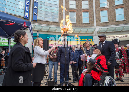 Wimbledon, London, UK. 21. April 2016. Das Leuchtfeuer ist auf der Piazza im Stadtzentrum von Wimbledon in 19:30 mit Deputy Lieutenant Frau Clare Whelan und Bürgermeister von London Borough of Merton David Chung als Teil der internationalen Leuchtturm Beleuchtung Veranstaltung zum 90. Geburtstag der Königin feiern beleuchtet. Wimbledon ist Standort eines der vier Baken quer durch London beleuchtet werden. Bildnachweis: Malcolm Park Leitartikel/Alamy Live-Nachrichten. Stockfoto