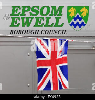 Epsom Downs, Surrey, England, UK. 21. April 2016.  Zum 90. Geburtstag der Königin zu gedenken, wurde ein Leuchtfeuer auf Epsom Downs am 19:30 entzündet. Die Veranstaltung wurde moderiert von Epsom & Ewell Borough Council und von Bürgermeister von Epsom & Ewell besucht. Der WI-Chor führen das Singen von God Save The Queen, Land der Hoffnung und Ruhm und Jerusalem. Das Leuchtfeuer wurde von einem glücklichen Schulmädchen entzündet. Bildnachweis: Julia Gavin UK/Alamy Live-Nachrichten Stockfoto