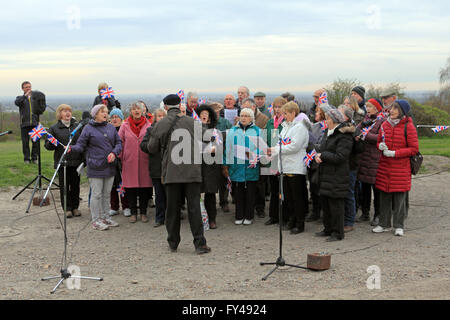 Epsom Downs, Surrey, England, UK. 21. April 2016.  Zum 90. Geburtstag der Königin zu gedenken, wurde ein Leuchtfeuer auf Epsom Downs am 19:30 entzündet. Die Veranstaltung wurde moderiert von Epsom & Ewell Borough Council und von Bürgermeister von Epsom & Ewell besucht. Der WI-Chor führen das Singen von God Save The Queen, Land der Hoffnung und Ruhm und Jerusalem. Das Leuchtfeuer wurde von einem glücklichen Schulmädchen entzündet. Bildnachweis: Julia Gavin UK/Alamy Live-Nachrichten Stockfoto