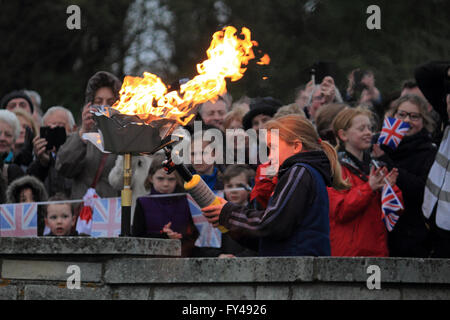 Epsom Downs, Surrey, England, UK. 21. April 2016.  Zum 90. Geburtstag der Königin zu gedenken, wurde ein Leuchtfeuer auf Epsom Downs am 19:30 entzündet. Die Veranstaltung wurde moderiert von Epsom & Ewell Borough Council und von Bürgermeister von Epsom & Ewell besucht. Der WI-Chor führen das Singen von God Save The Queen, Land der Hoffnung und Ruhm und Jerusalem. Das Leuchtfeuer wurde von einem glücklichen Schulmädchen entzündet. Bildnachweis: Julia Gavin UK/Alamy Live-Nachrichten Stockfoto