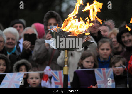 Epsom Downs, Surrey, England, UK. 21. April 2016.  Zum 90. Geburtstag der Königin zu gedenken, wurde ein Leuchtfeuer auf Epsom Downs am 19:30 entzündet. Die Veranstaltung wurde moderiert von Epsom & Ewell Borough Council und von Bürgermeister von Epsom & Ewell besucht. Der WI-Chor führen das Singen von God Save The Queen, Land der Hoffnung und Ruhm und Jerusalem. Das Leuchtfeuer wurde von einem glücklichen Schulmädchen entzündet. Bildnachweis: Julia Gavin UK/Alamy Live-Nachrichten Stockfoto