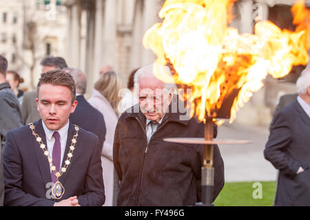 Belfast, UK, Europa. 21. April 2016.  Stellvertreter Herr Bürgermeister Stadtrat Guy Spence mit Austin Henderson, seinen Geburtstag mit der Königin teilt, steht vor einer brennenden Beacoin, in Celebration of Her Majesty 90. Geburtstag der Königin auf dem Gelände der Belfast City Hall Kredit beleuchtet wurde: Bonzo/Alamy Live News Stockfoto