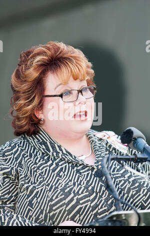 Belfast, UK, Europa. 21. April 2016. Lord Lieutenant Fionnuala Jay-O'Boyle lesen eine Erklärung von HRH Prinz Charles in Celebration of Her Majesty 90. Geburtstag der Königin ein Leuchtturm wurde auf dem Gelände der Belfast City Hall Kredit beleuchtet: Bonzo/Alamy Live News Stockfoto