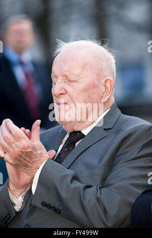 Belfast, UK, Europa. 21. April 2016.   Albert Moore, seinen Geburtstag mit der Königin in Celebration of Her Majesty 90. Geburtstag der Königin teilt ein Leuchtturm wurde auf dem Gelände der Belfast City Hall Kredit beleuchtet: Bonzo/Alamy Live News Stockfoto