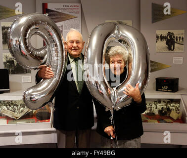 Portsmouth, Hampshire, UK. 21. April 2016. Im Bild eines Raum voller Menschen, die 90 Jahre Wer hat Geburtstage sind am selben Tag wie die Königin. Der Oberbürgermeister Frank Jonas und der Lord Leutnant von Hampshire, Assistent gab kurze reden bevor die Beleuchtung ein Leuchtfeuer. In der Feier der Königinnen 90. Geburtstag im Portsmouth d-Day Museum in Portsmouth heute Abend. @ Credit: Uknip/Alamy Live-Nachrichten Stockfoto