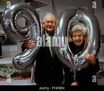 Portsmouth, Hampshire, UK. 21. April 2016. Im Bild eines Raum voller Menschen, die 90 Jahre Wer hat Geburtstage sind am selben Tag wie die Königin. Der Oberbürgermeister Frank Jonas und der Lord Leutnant von Hampshire, Assistent gab kurze reden bevor die Beleuchtung ein Leuchtfeuer. In der Feier der Königinnen 90. Geburtstag im Portsmouth d-Day Museum in Portsmouth heute Abend. @ Credit: Uknip/Alamy Live-Nachrichten Stockfoto