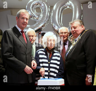 Portsmouth, Hampshire, UK. 21. April 2016. Im Bild eines Raum voller Menschen, die 90 Jahre Wer hat Geburtstage sind am selben Tag wie die Königin. Der Oberbürgermeister Frank Jonas und der Lord Leutnant von Hampshire, Assistent gab kurze reden bevor die Beleuchtung ein Leuchtfeuer. In der Feier der Königinnen 90. Geburtstag im Portsmouth d-Day Museum in Portsmouth heute Abend. @ Credit: Uknip/Alamy Live-Nachrichten Stockfoto