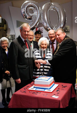 Portsmouth, Hampshire, UK. 21. April 2016. Im Bild eines Raum voller Menschen, die 90 Jahre Wer hat Geburtstage sind am selben Tag wie die Königin. Der Oberbürgermeister Frank Jonas und der Lord Leutnant von Hampshire, Assistent gab kurze reden bevor die Beleuchtung ein Leuchtfeuer. In der Feier der Königinnen 90. Geburtstag im Portsmouth d-Day Museum in Portsmouth heute Abend. @ Credit: Uknip/Alamy Live-Nachrichten Stockfoto