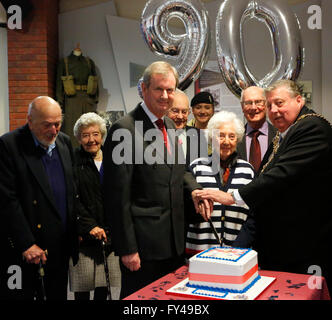 Portsmouth, Hampshire, UK. 21. April 2016. Im Bild eines Raum voller Menschen, die 90 Jahre Wer hat Geburtstage sind am selben Tag wie die Königin. Der Oberbürgermeister Frank Jonas und der Lord Leutnant von Hampshire, Assistent gab kurze reden bevor die Beleuchtung ein Leuchtfeuer. In der Feier der Königinnen 90. Geburtstag im Portsmouth d-Day Museum in Portsmouth heute Abend. @ Credit: Uknip/Alamy Live-Nachrichten Stockfoto