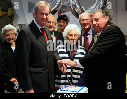 Portsmouth, Hampshire, UK. 21. April 2016. Im Bild eines Raum voller Menschen, die 90 Jahre Wer hat Geburtstage sind am selben Tag wie die Königin. Der Oberbürgermeister Frank Jonas und der Lord Leutnant von Hampshire, Assistent gab kurze reden bevor die Beleuchtung ein Leuchtfeuer. In der Feier der Königinnen 90. Geburtstag im Portsmouth d-Day Museum in Portsmouth heute Abend. @ Credit: Uknip/Alamy Live-Nachrichten Stockfoto