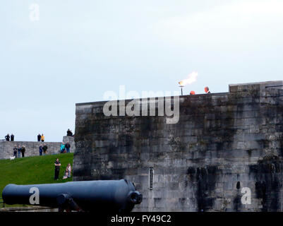 Portsmouth, Hampshire, UK. 21. April 2016. Im Bild eines Raum voller Menschen, die 90 Jahre Wer hat Geburtstage sind am selben Tag wie die Königin. Der Oberbürgermeister Frank Jonas und der Lord Leutnant von Hampshire, Assistent gab kurze reden bevor die Beleuchtung ein Leuchtfeuer. In der Feier der Königinnen 90. Geburtstag im Portsmouth d-Day Museum in Portsmouth heute Abend. @ Credit: Uknip/Alamy Live-Nachrichten Stockfoto