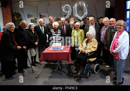 Portsmouth, Hampshire, UK. 21. April 2016. Im Bild eines Raum voller Menschen, die 90 Jahre Wer hat Geburtstage sind am selben Tag wie die Königin. Der Oberbürgermeister Frank Jonas und der Lord Leutnant von Hampshire, Assistent gab kurze reden bevor die Beleuchtung ein Leuchtfeuer. In der Feier der Königinnen 90. Geburtstag im Portsmouth d-Day Museum in Portsmouth heute Abend. @ Credit: Uknip/Alamy Live-Nachrichten Stockfoto