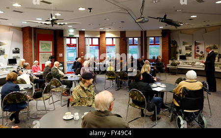 Portsmouth, Hampshire, UK. 21. April 2016. Im Bild eines Raum voller Menschen, die 90 Jahre Wer hat Geburtstage sind am selben Tag wie die Königin. Der Oberbürgermeister Frank Jonas und der Lord Leutnant von Hampshire, Assistent gab kurze reden bevor die Beleuchtung ein Leuchtfeuer. In der Feier der Königinnen 90. Geburtstag im Portsmouth d-Day Museum in Portsmouth heute Abend. @ Credit: Uknip/Alamy Live-Nachrichten Stockfoto