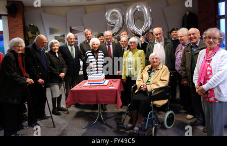 Portsmouth, Hampshire, UK. 21. April 2016. Im Bild eines Raum voller Menschen, die 90 Jahre Wer hat Geburtstage sind am selben Tag wie die Königin. Der Oberbürgermeister Frank Jonas und der Lord Leutnant von Hampshire, Assistent gab kurze reden bevor die Beleuchtung ein Leuchtfeuer. In der Feier der Königinnen 90. Geburtstag im Portsmouth d-Day Museum in Portsmouth heute Abend. @ Credit: Uknip/Alamy Live-Nachrichten Stockfoto