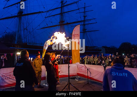 Greenwich, London, 21. April 2016. Der Bürgermeister von Greenwich, Stadtrat Norman Adams, leuchtet der Leuchtturm vor der Cutty Sark. Der Royal Borough of Greenwich feiert 90. Geburtstag der Königin an Cutty Sark Gärten mit Royal-themed Unterhaltung und Musik von lokalen Bands, Beteiligung von Meer und Armee-jüngstere Söhne und einer Rede von Bürgermeister von Greenwich, Stadtrat Norman Adams. Bildnachweis: Imageplotter und Sport/Alamy Live Nachrichten Stockfoto