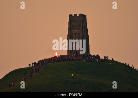 Somerset, UK. 21. April 2016. Glastonbury Tor in Somerset. Menschen sammeln für die Königinnen 90. Geburtstag wo ein Leuchtfeuer am nächtlichen Himmel für den ganz besonderen Anlass leuchtet. ROBERT TIMONEY/AlamyliveNews Stockfoto