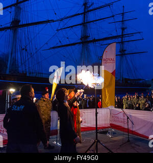 Greenwich, London, 21. April 2016. Der Bürgermeister von Greenwich, Stadtrat Norman Adams, leuchtet der Leuchtturm vor der Cutty Sark. Der Royal Borough of Greenwich feiert 90. Geburtstag der Königin an Cutty Sark Gärten mit Royal-themed Unterhaltung und Musik von lokalen Bands, Beteiligung von Meer und Armee-jüngstere Söhne und einer Rede von Bürgermeister von Greenwich, Stadtrat Norman Adams. Bildnachweis: Imageplotter und Sport/Alamy Live Nachrichten Stockfoto