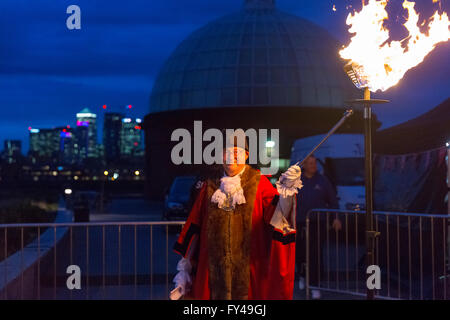 Greenwich, London, 21. April 2016. Greenwich Bürgermeister Norman Adams leuchtet die Leuchte. Der Royal Borough of Greenwich feiert 90. Geburtstag der Königin an Cutty Sark Gärten mit Royal-themed Unterhaltung und Musik von lokalen Bands, Beteiligung von Meer und Armee-jüngstere Söhne und einer Rede von Bürgermeister von Greenwich, Stadtrat Norman Adams. Bildnachweis: Imageplotter und Sport/Alamy Live Nachrichten Stockfoto