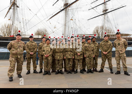 Greenwich, London, 21. April 2016. Die Armee-jüngstere Söhne posieren vor der Cutty Sark während der Feierlichkeiten. Der Royal Borough of Greenwich feiert 90. Geburtstag der Königin an Cutty Sark Gärten mit Royal-themed Unterhaltung und Musik von lokalen Bands, Beteiligung von Meer und Armee-jüngstere Söhne und einer Rede von Bürgermeister von Greenwich, Stadtrat Norman Adams. Bildnachweis: Imageplotter und Sport/Alamy Live Nachrichten Stockfoto