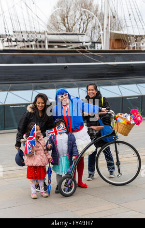 Greenwich, London, 21. April 2016. Performer Union Jill posiert mit Bürgerinnen und Bürger, die gekommen sind, um die Leuchtfeuer-Beleuchtung zu sehen. Der Royal Borough of Greenwich feiert 90. Geburtstag der Königin an Cutty Sark Gärten mit Royal-themed Unterhaltung und Musik von lokalen Bands, Beteiligung von Meer und Armee-jüngstere Söhne und einer Rede von Bürgermeister von Greenwich, Stadtrat Norman Adams. Bildnachweis: Imageplotter und Sport/Alamy Live Nachrichten Stockfoto