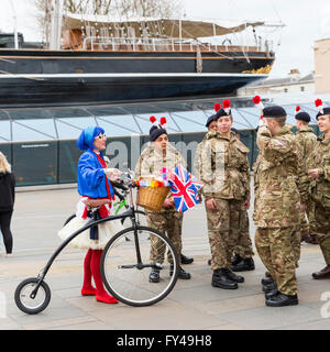 Greenwich, London, 21. April 2016. Performer Union Jill spricht zu den Armee-jüngstere Söhne. Der Royal Borough of Greenwich feiert 90. Geburtstag der Königin an Cutty Sark Gärten mit Royal-themed Unterhaltung und Musik von lokalen Bands, Beteiligung von Meer und Armee-jüngstere Söhne und einer Rede von Bürgermeister von Greenwich, Stadtrat Norman Adams. Bildnachweis: Imageplotter und Sport/Alamy Live Nachrichten Stockfoto